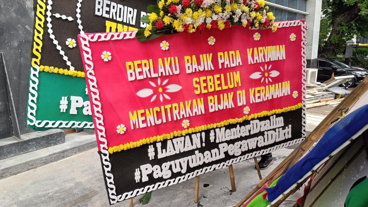 Karangan bunga untuk protes Mendiktisaintek Satryo Soemantri