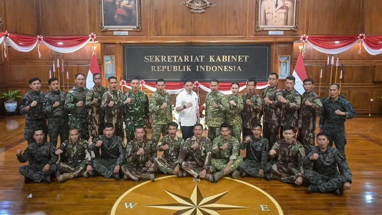 Sekretaris Kabinet (Seskab) Teddy Indra Wijaya memanggil 17 penerjun beserta kru pendukung aksi terjun payung dalam perayaan HUT ke-81 Kemerdekaan RI di kantor Sekretariat Kabinet Jakarta Pusat, Kamis 13 Agustus 2026 malam.