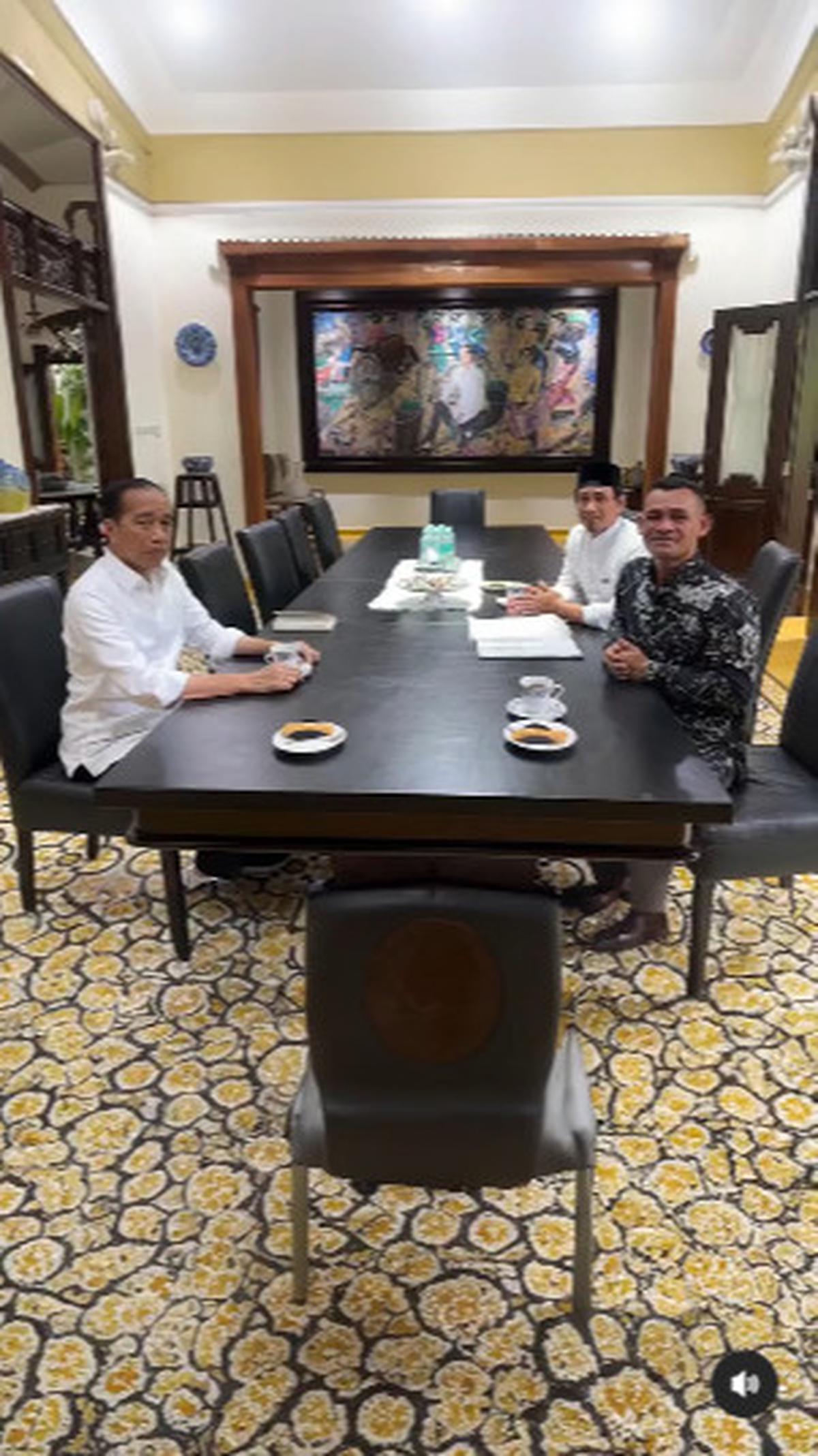 Detik-Detik Dua Pria Berlutut Saat Jokowi Lewat