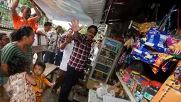 Cawagub DKI Jakarta Djarot Saiful Hidayat, menyapa pemilik warung saat melakukan blusukan ke pemukiman padat Kedoya, Jakarta Barat, Selasa (1/11). Djarot berniat menata kawasan padat itu menjadi kawasan layak huni. (Liputan6.com/Yoppy Renato)