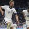 Selebrasi striker Timnas Inggris, Harry Kane (kiri) bersama rekannya, Jude Bellingham setelah mencetak gol kedua timnya ke gawang Timnas Slovakia pada laga babak 16 besar Euro 2024 di Arena AufSchalke, Gelsenkirchen, Jerman, Minggu (30/6/2024). (AP Photo/Thanassis Stavrakis)