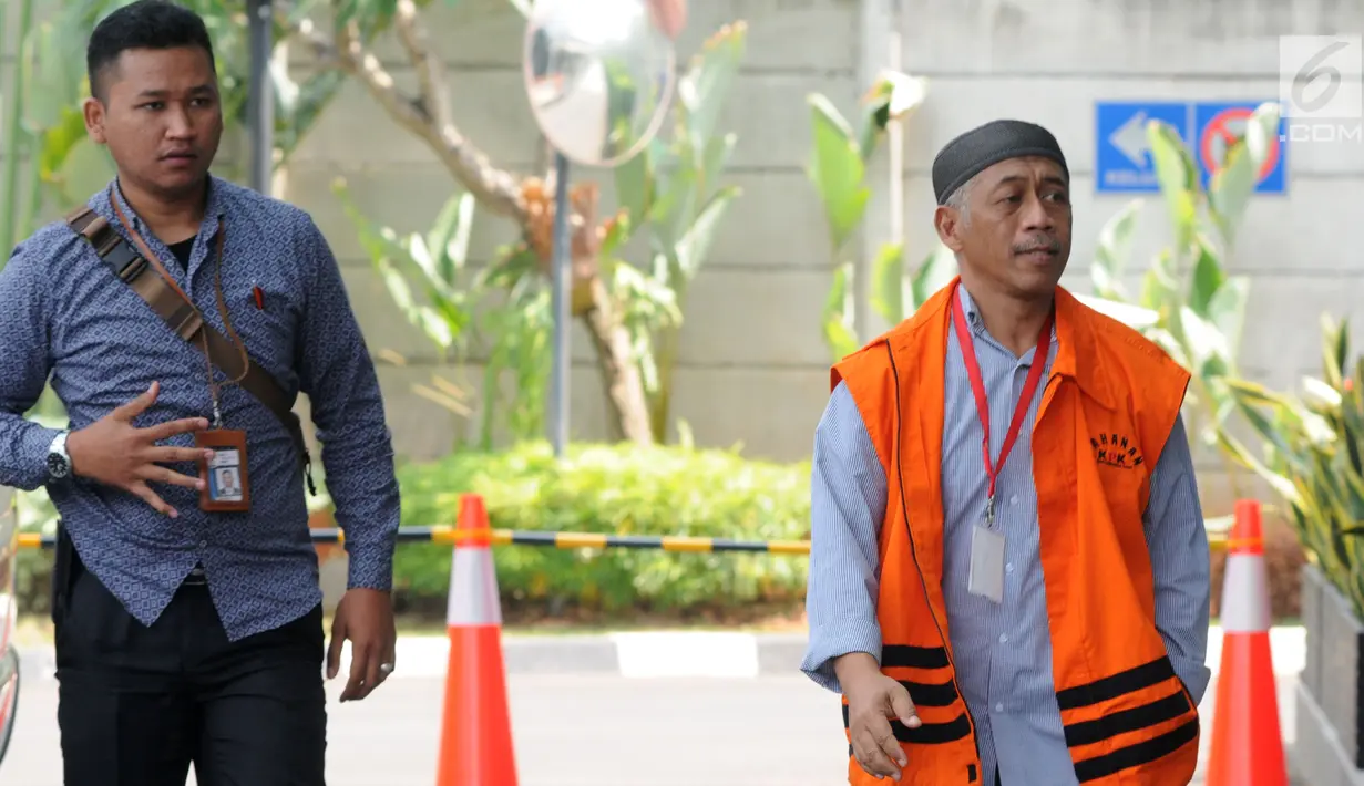 Anggota DPRD Kota Malang Sugianto (kanan) saat tiba di Gedung KPK, Jakarta, Selasa (2/10). Sugianto menjalani pemeriksaan terkait dugaan menerima suap pembahasan APBD-P Pemkot Malang Tahun Anggaran 2015. (Merdeka.com/Dwi Narwoko)