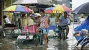 Warga disarankan untuk bersiap menghadapi kemungkinan banjir terutama di daerah dataran rendah karena hujan sesekali diperkirakan terjadi sepanjang hari. (AP Photo/Aaron Favila)