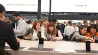 Pengunjung booth Samsung di MWC 2018 menjajal fitur-fitur kamera di Galaxy S9 (Liputan6.com/ Agustin Setyo W)