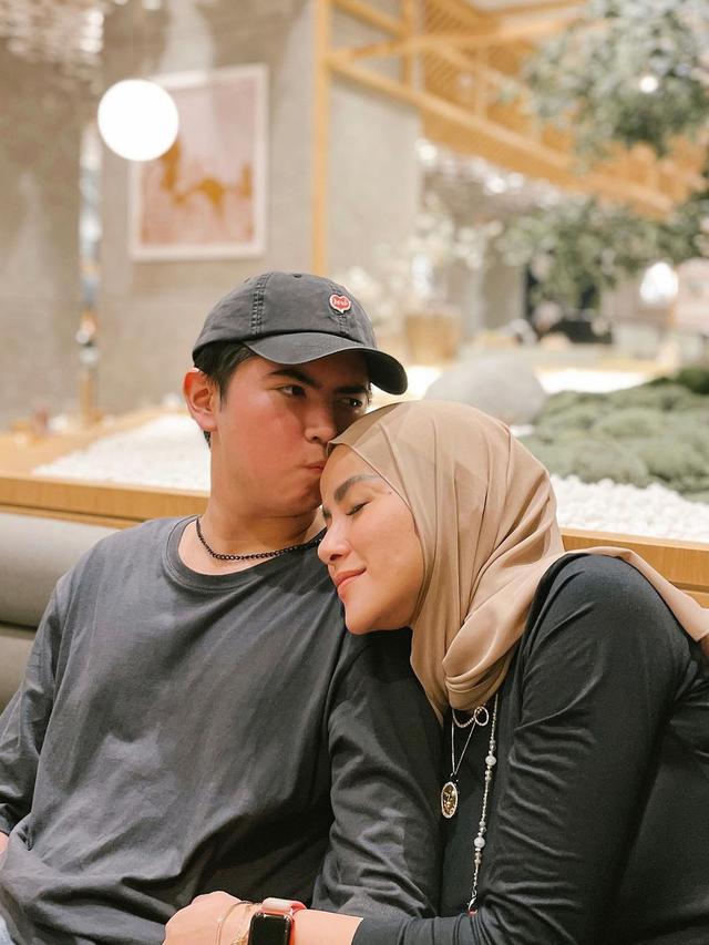 6 Potret Kedekatan Olla Ramlan dan Sean Anak Sulungnya, Bak Kakak Adik