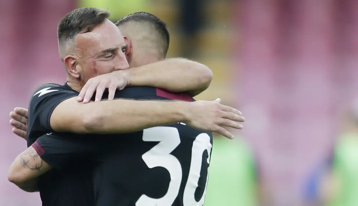 Keputusan Ribery untuk pensiun bukan tanpa sebab. Cedera lutut yang terus menimpanya membuat Ribery memutuskan untuk pensiun di usianya yang ke-39 tahun. Padahal, Ribery sendiri masih memiliki kontrak hingga Juni 2023 mendatang. (Alessandro Garofalo/LaPresse via AP)