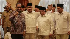 Ketua Umum Partai Gerindra Prabowo Subianto (kedua kiri) bersama Gubernur DKI Jakarta, Anies Baswedan (kiri), Sudirman Said (kedua kanan) saat mengumumkan calon Gubernur Jawa Tengah di Rumah Kertanegara, Jakarta, Rabu (13/12). (Liputan6.com/Faizal Fanani)