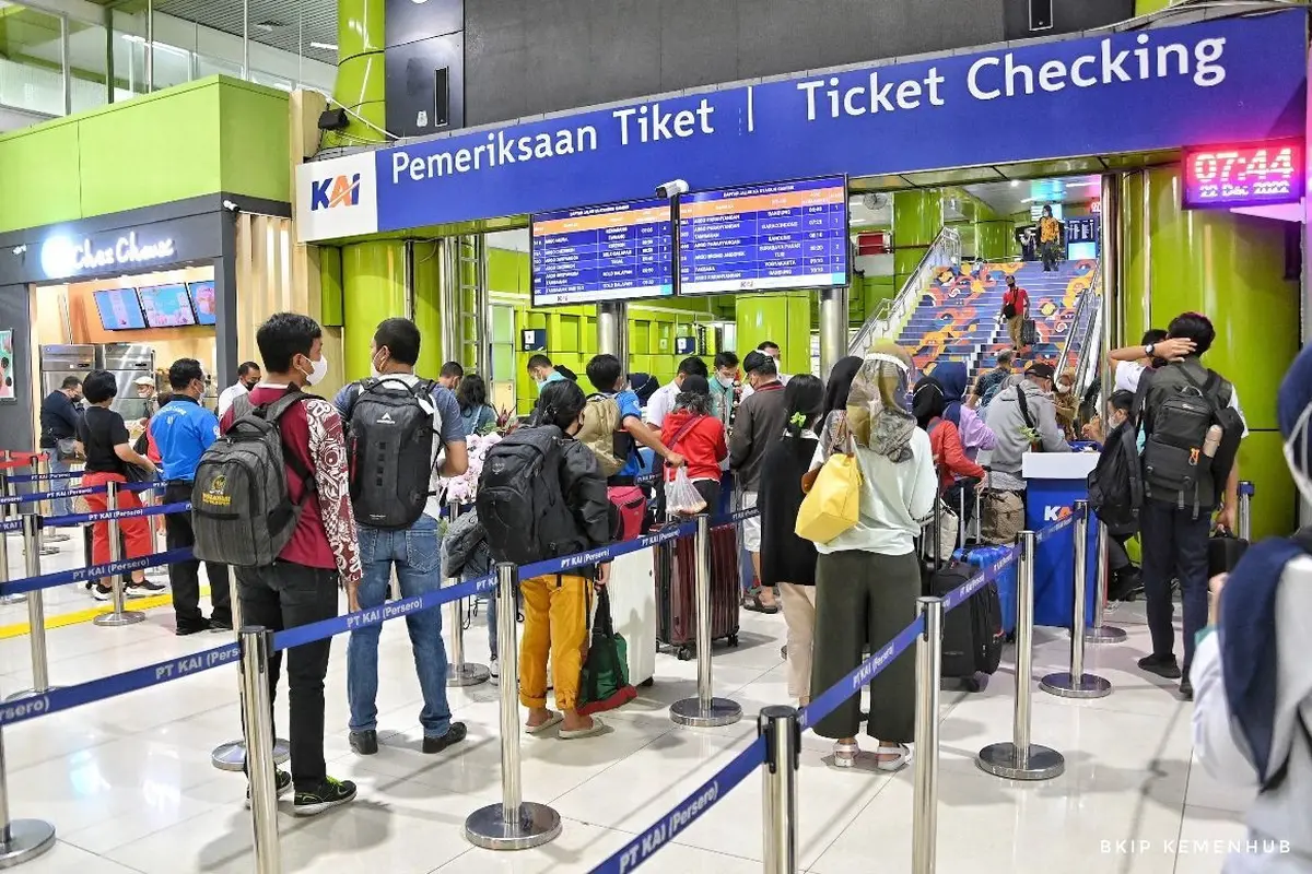 Suasana pemeriksaan tiket kereta api di Stasiun Gambir Jakarta Pusat. (Dok Kementerian Perhubungan)