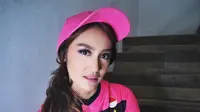 Presenter Cantik, Intan Saumadina berpose dengan seragam kiper Persija Jakarta. (instagram.com/intansaumadina).