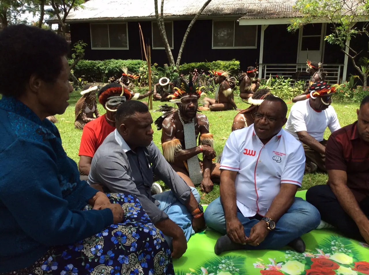 Mama Hokolue Asso mendoakan sang anak, John Wempi Wetipo (kemeja putih), calon Gubernur Papua. (Liputan6.com / Katharina Janur)