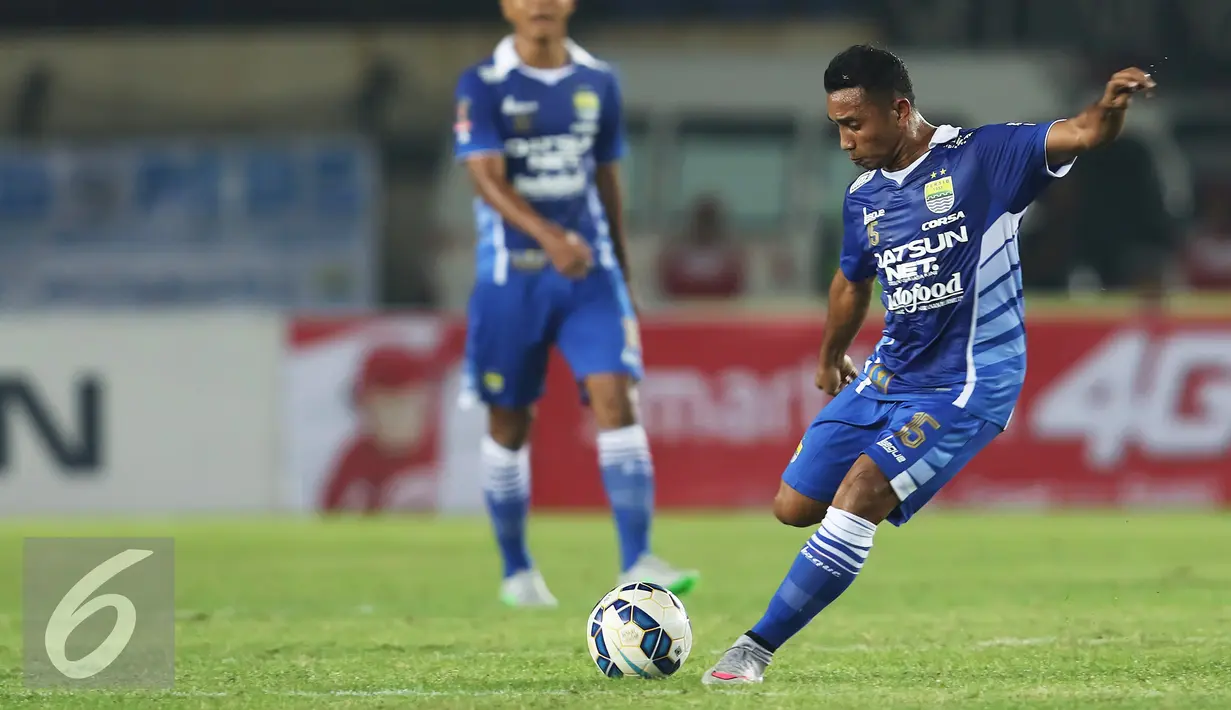 Gelandang Persib, Firman Utina berusaha mengumpan bola pada pertandingan Piala Presiden di Stadion Jalak Harupat, Bandung, Jawa Barat, Rabu (2/9/2015). Persib menang atas Persiba dengan skor 4-0. (Liputan6.com/Herman Zakharia)
