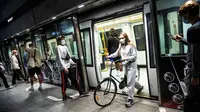 Orang-orang memakai masker di stasiun metro di Kopenhagen pada Sabtu (22/8/2020) dini hari. Pemerintah Denmark telah mewajibkan pemakaian masker atau penutup wajah di transportasi umum untuk mencegah penyebaran Covid-19 mulai Sabtu (22/8) ini.  (Olafur STEINAR GESTSSON/Ritzau Scanpix/AFP)