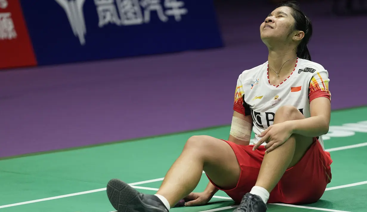 Reaksi kecewa tunggal putri Indonesia, Ester Nurumi Tri Wardoyo setelah dikalahkan wakil Jepang, Aya Ohori pada partai ketiga laga pamungkas Grup C Piala Uber 2024 di Hi-Tech Zone Sports Centre Gymnasium, Chengdu, China, Rabu (1/5/2024). Ester Nurumi Tri Wardoyo kalah dalam tiga gim (21-14, 20-22 dan 18-21). (AP Photo/Ng Han Guan)