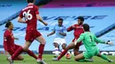 Gelandang Manchester City, Raheem Sterling, berusaha mencetak gol ke gawang Liverpool pada laga lanjutan Premier League pekan ke-32 di Stadion Etihad, Jumat (3/7/2020) dini hari WIB. Manchester City menang 4-0 atas Liverpool. (AFP/Dave Thompson/pool)