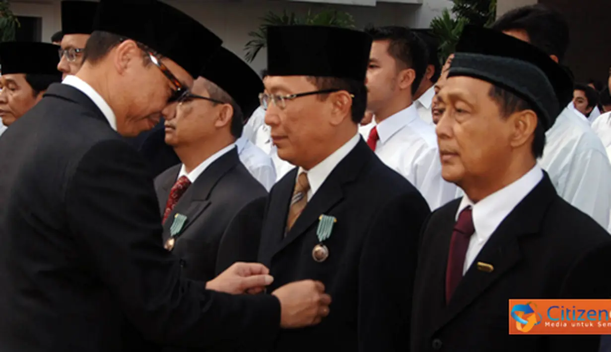 Citizen6, Jakarta: Menteri Energi dan Sumber Daya Mineral. Darwin Zahedy Saleh menyematkan tanda kehormatan Satyalancana Wira Karya kepada Direktur Operasi Indonesia Barat PLN, Moch Harry Jaya Pahlawan. (Pengirim: Agus Trimukti)