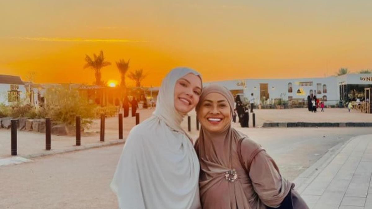 Model Gamis Risa Dewi Ibunda Alyssa Daguise, Pilihan Anggun dan Elegan untuk Ibu-ibu Usia 50 ke Atas