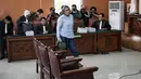 Ratna Sarumpaet menuju kursi terdakwa dalam sidang lanjutan kasus dugaan penyebaran berita bohong atau hoaks di Pengadilan Negeri Jakarta Selatan, Selasa (14/5/2019). Sidang tersebut dengan agenda pemeriksaan terhadap dirinya. (Liputan6.com/Faizal Fanani)