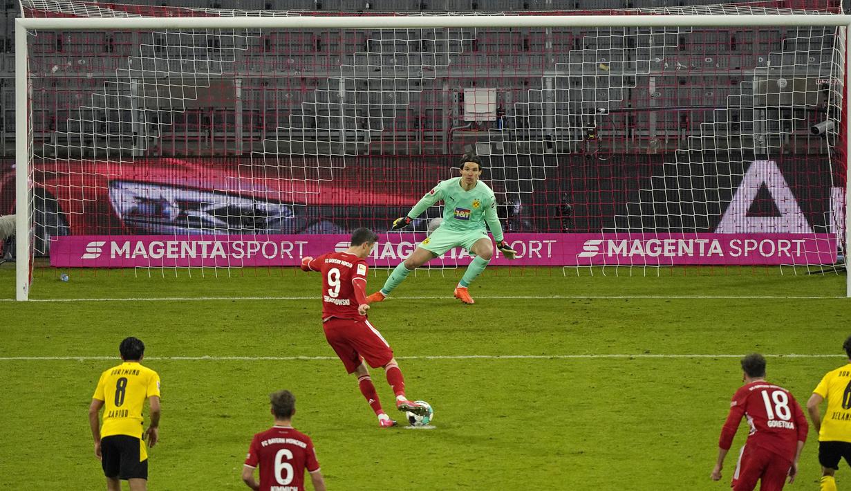 Robert Lewandowski sukses menyempurnakan hattricknya melalui tembakan mendatar keras dari luar kotak penalti. Skor 4-2 bertahan hingga wasit meniupkan peluit tanda berakhirnya pertandingan. (Foto: AP/Pool/Guenter Schiffmann)