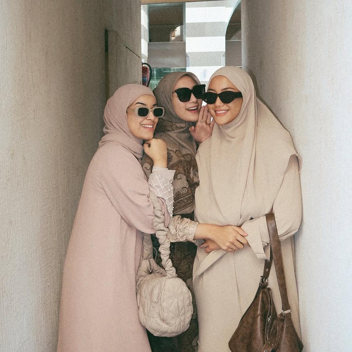 Potret Erica Putri Jalani Ibadah Umroh Bersama Sahabat yang Seru