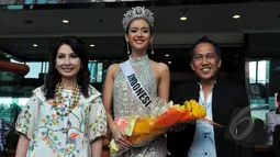Elvira Devinamira (tengah) berpose bersama Designer National Costume Dynand Fariz (kiri) dan Putri Kuswisnuwardani (kanan) di Jakarta, Senin (2/2/2015). (Liputan6.com/Panji Diksana