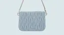 Tas bernuansa biru muda dari Miu Miu. Tas tersebut memiliki aksen lipat yang terlihat unik. Harga kisarannya sekitar Rp. 34 juta rupiah.