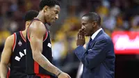 Pelatih Raptors, Dwane Casey, memberikan arahan kepada DeMar DeRozan pada Final Wilayah Timur, NBA Playoffs 2016 di Quicken Loans Arena, Cleveland,Rabu (18/5/2016) WIB. Cavs menang 115-84. (Andy Lyons/Getty Images/AFP)