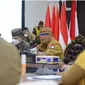 Gubernur Gorontalo Rusli Habibie didampingi Wakil Gubernur Idris Rahim saat memimpin rapat koordinasi dan evaluasi pimpinan OPD/ Foto: Kominfo (Arfandi Ibrahim/Liputan6.com)
