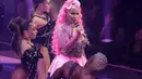 Nicki Minaj bersama para penari saat tampil di panggung MTV Video Music Awards di Prudential Center di Newark, N.J. (28/8/2022). Nicki Minaj juga memenangkan hadiah Hip-Hop Terbaik untuk "Do We Have a Problem." (Photo by Charles Sykes/Invision/AP)