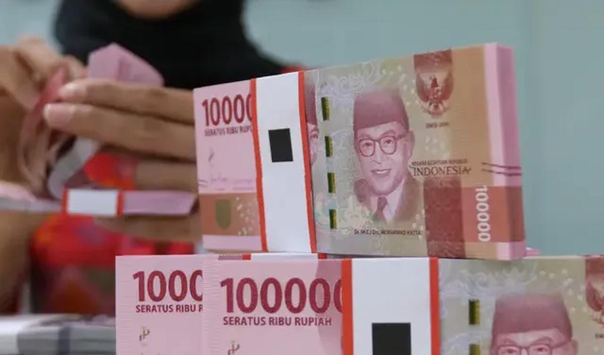 Untuk meyakinkan korbannya, pelaku kembali meminta korban memasukan kartu ATM. Namun tetap tidak bisa masuk karena masih diganjal tusuk gigi oleh pelaku.<br>