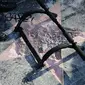 Bintang di Walk of Fame Hollywood atas nama Presiden Amerika Serikat (AS) Donald Trump yang rusak di Los Angeles, Rabu (25/7).  Bintang tersebut sudah hancur total, Hanya tersisa sebagian kecil sisi bintang yang terlihat utuh. (AFP/DAVID MCNEW)