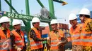 Presiden Jokowi dan pejabat negara saat meninjau New Priok Container Terminal (NPCT) 1, Jakarta, (13/9). Terminal diproyeksikan dapat melayani kapal petikemas berkapasitas I3.000-15.000 TEUs dengan bobot di atas 150.000 DWT. (Liputan6.com/Faizal Fanani)