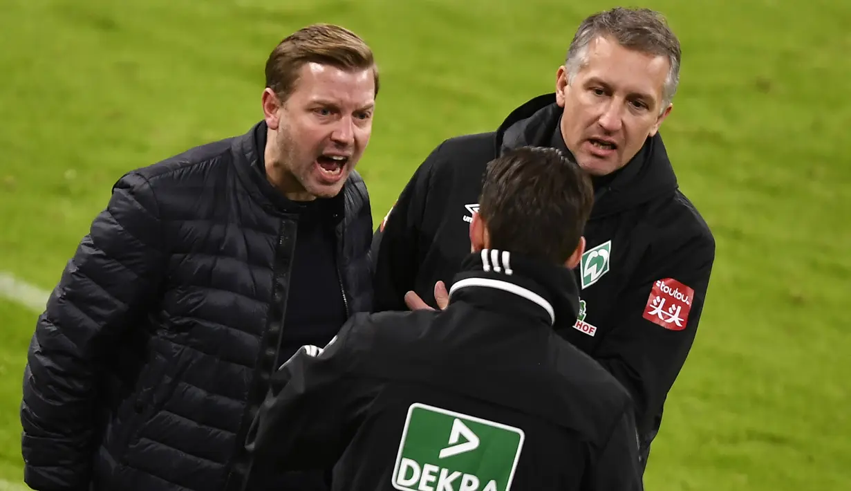 Pelatih Werder Bremen, Florian Kohfeldt (kiri), berdebat dengan ofisial pertandingan dalam laga lanjutan Liga Jerman pekan ke-8 melawan Bayern Munich di Allianz Arena, Sabtu (21/11/2020). Bremen mampu menahan imbang Bayern 1-1 (AFP/Lukas Barth/Pool)