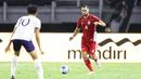 <p>Pemain Timnas Indonesia, Jordi Amat menggiring bola dibayangi pemain Chinese Taipei dalam laga FIFA Matchday di Stadion Gelora Bung Tomo (GBT), Surabaya, Jumat (05/08/2025). (Bola.com/Abdul Aziz)</p>
