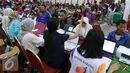 Petugas melayani calon pemudik yang ingin mudik bareng dengan Jasa Raharja di Jakarta, Kamis (16/6). Mudik bareng 2016 nantinya akan mengantarkan pemudik menggunakan bus dengan tujuan pulau Jawa dan Sumatera. (Liputan6.Com/Angga Yuniar)