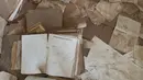 Koran-koran bisnis berserakan di lantai kantor bekas tambang yang tutup pada dekade terakhir abad XX di kota hantu Santa Barbara, Peru, Kamis (2/12/2021). Pada masa penjajahan Spanyol, Santa Barbara pernah menjadi tambang merkuri terbesar di Amerika. (AP Photo/Franklin Briceño)