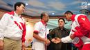 Ketua KOI, Erick Thohir bersama Ketua Kontingen Indonesia di SEA Games 2017 Kuala Lumpur, Aziz Syamsuddin berbincang saat pengukuhan para atlet di Wisma Kementerian Pemuda dan Olahraga, Jakarta, Rabu (8/2). (Liputan6.com/Helmi Afandi)