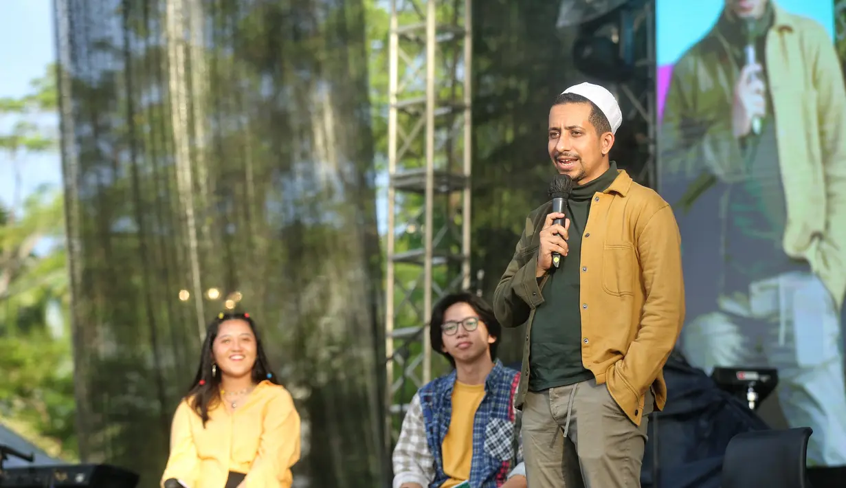 Habib Husein naik ke atas panggung sekitar pukul 17.00 WIB. Dia memberikan ceramah pada pengunjung menjelang azan Maghrib.