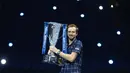 Petenis Rusia Daniil Medvedev memegang trofi juara ATP World Finals di O2 Arena, London, Inggris, Minggu (22/11/2020). Daniil Medvedev menjuarai ATP World Finals usai mengalahkan petenis Austria Dominic Thiem pada babak final. (AP Photo/Frank Augstein)