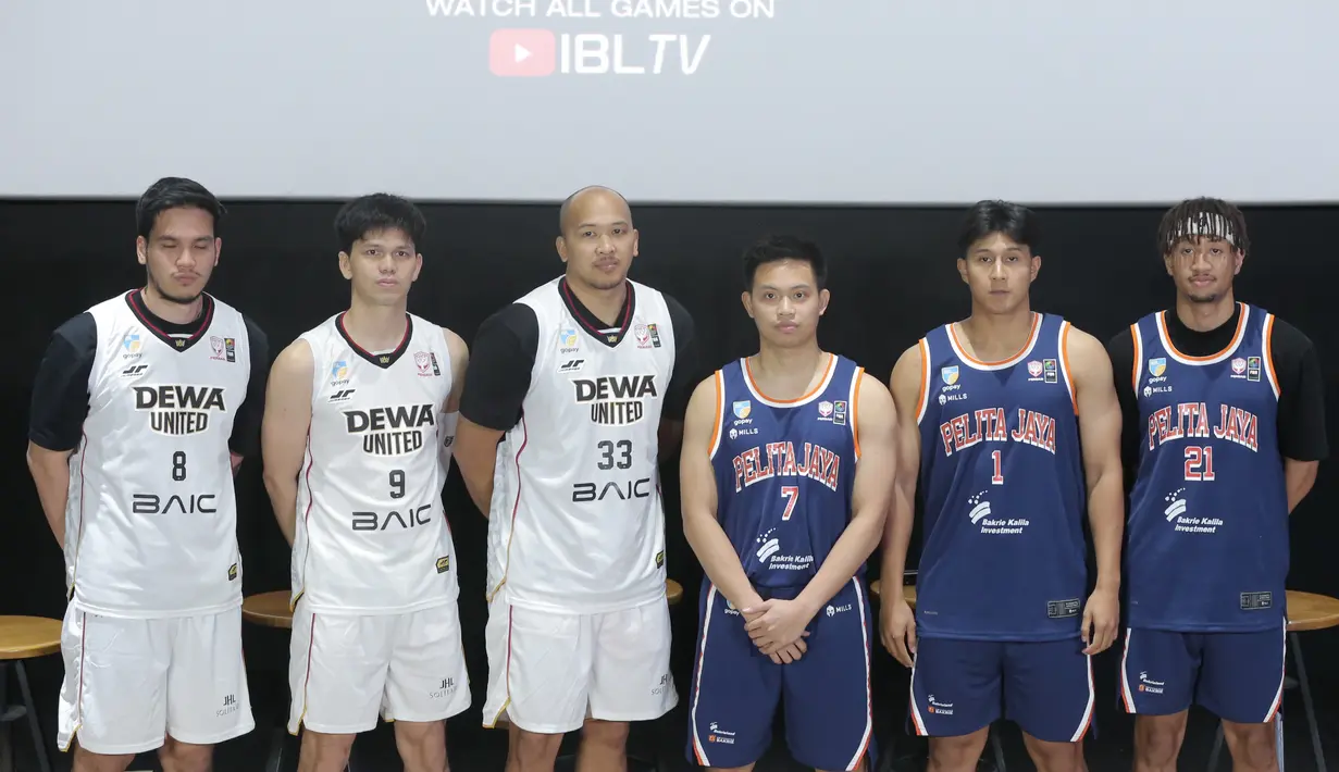 Pertandingan ini menjadi simbol dimulainya IBL GoPay 2026 dengan tensi tinggi, rivalitas kuat, dan standar permainan kelas atas sejak game pertama. Tampak dalam foto, perwakilan pemain Dewa United Banten dan Pelita Jaya Basketball berfoto bersama usai konferensi pers terkait dimulainya secara resmi musim kompetisi Indonesian Basketball League (IBL) GoPay 2026 di kawasan Senayan, Jakarta, Selasa (6/1/2026). (Bola.com/M Iqbal Ichsan)