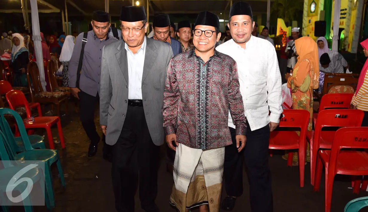 Menteri Desa, PDT dan Transmigrasi, Marwan Jafar (kanan) bersama Ketum PKB, Muhaimin Iskandar dan Ketua Umum PBNU, Said Aqil Siradj saat menghadiri haul K.H Bisri syansuri ke - 37dan Nyai Hj. Nur khodijah ke- 62, Jawa timur (9/4). (Dody Humas Kemendes)