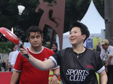 Vidio Sports Festival hari pertama resmi digelar di Plaza Timur Senayan, Jakarta, pada Sabtu (18/10/2025). Liliyana Natsir bermain bulutangkis memakai teflon dan raket nyamuk. (Bola.com/M Iqbal Ichsan)