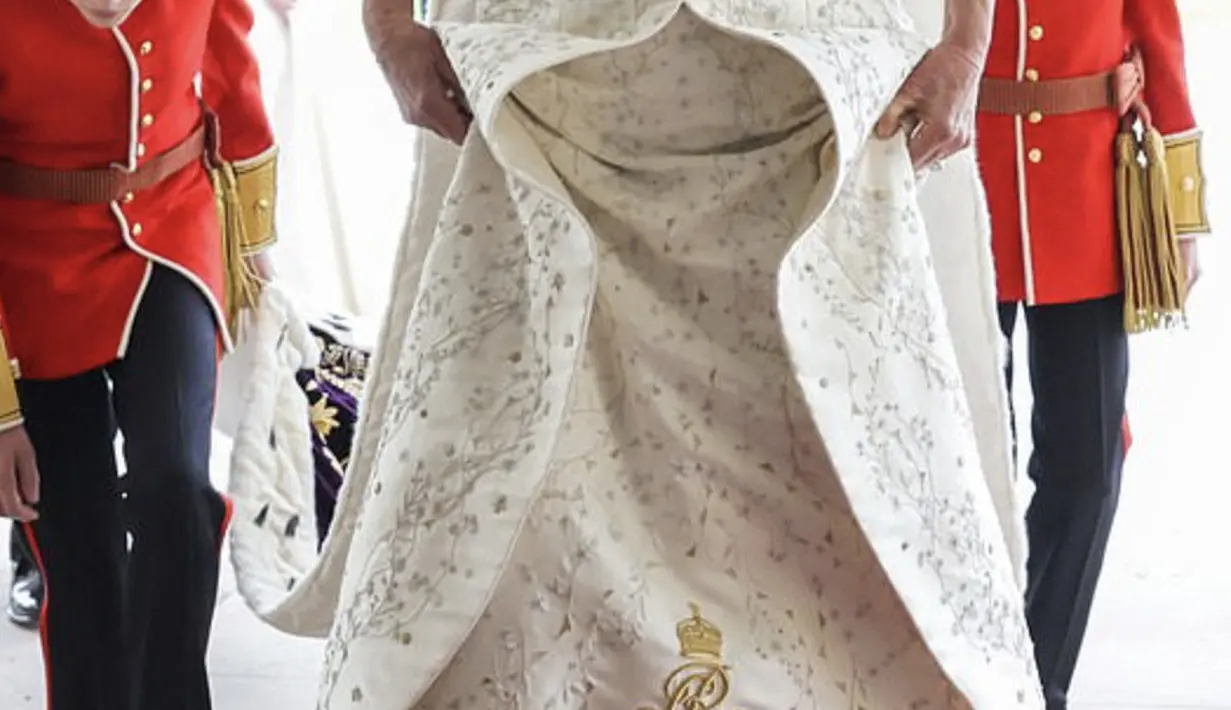 Menganakan gaun bernuansa putih, Ratu Camilla membordir sosok dua anjing kesayangannya pada gaunnya. [foto: Kensington royals/ instagram]