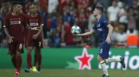Gelandang Chelsea, Jorginho memberikan bola ke striker Liverpool, Firmino setelah mencetak gol pada pertandingan Piala Super Eropa 2019  di Besiktas Park, di Istanbul (15/8/2019). Liverpool menang adu penalti atas Chelsea 5-4 (2-2). (AP Photo/Emrah Gurel)