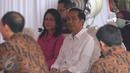 Presiden Jokowi didampingi Ibu Negara, Iriana, mengantre sebelum menyalurkan hak pilihnya pada Pilkada DKI 2017 di TPS 04 Gambir, Jakarta, Rabu (19/4). Jokowi terdaftar dalam DPT nomor 218, sedangkan Iriana di DPT nomor 219. (Liputan6.com/Angga Yuniar)