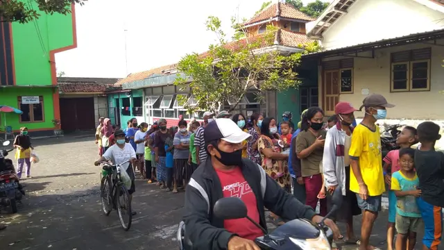 Halte Sedekah, Aksi Ibu-ibu Berbagi Nasi dan Sayuran Gratis ke Warga di Masa Pandemi