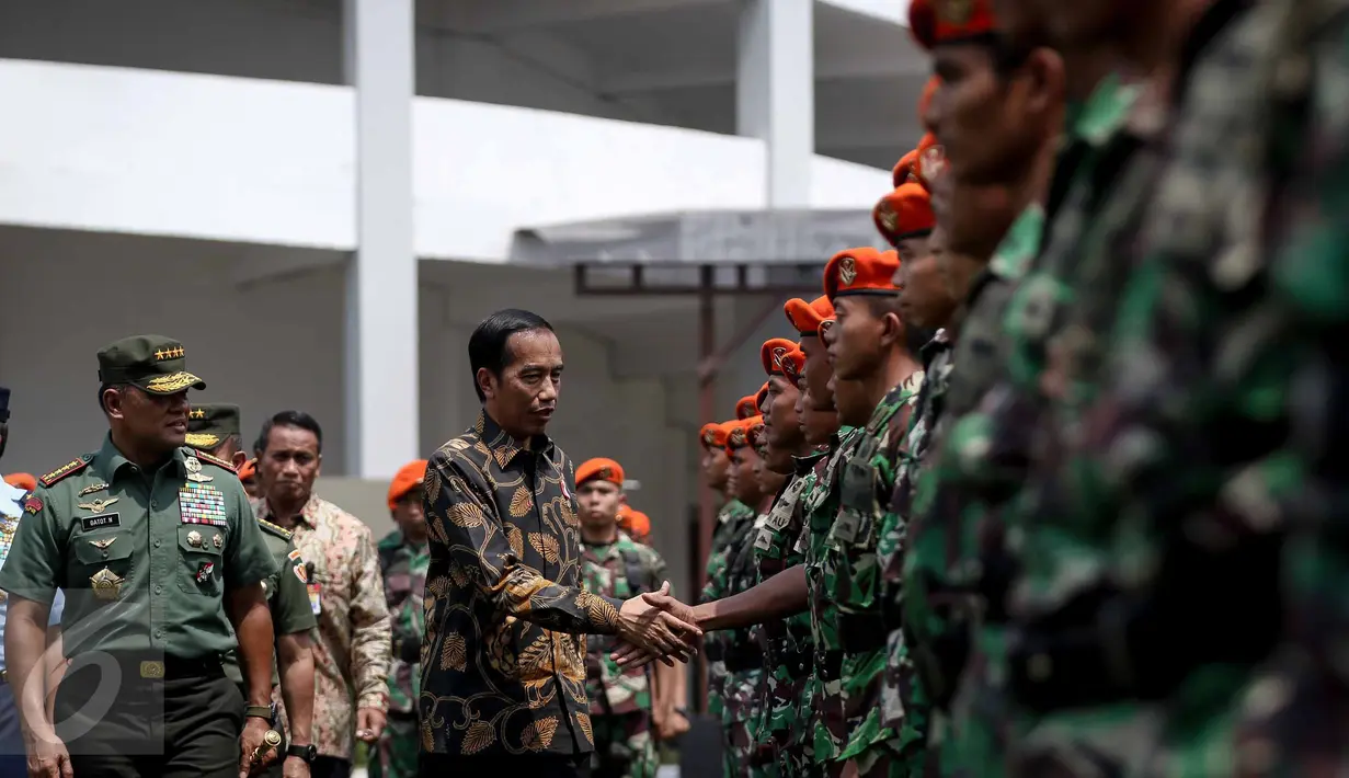 Presiden Joko Widodo memberikan selamat kepada prajurit usai upacara apel di Mabes TNI AD. Jakarta, Senin (7/11). Sebanyak 2.185 prajurit TNI AL, TNI AD dan TNI AU berkumpul mendengar langsung pengarahan dari Presiden. (Liputan6.com/Faizal Fanani)