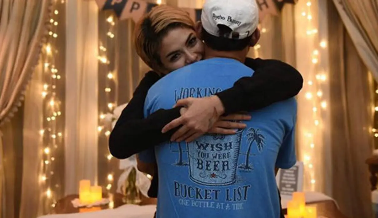 Menurut Niki, Maldive memang dilarang membawa anak-anak. Bukan untuk liburan bagi keluarga. Beberapa pertanyaan wartawan dijawab Niki sambil tertawa. (Instagram/nikitamirzanimawardi_17)