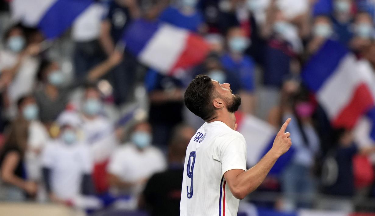 Penyerang timnas Prancis, Olivier Giroud merayakan gol yang dicetaknya ke gawang Bulgaria pada laga uji coba menjelang Piala Eropa 2020 di Stade de France, Rabu (9/6/2021) dini hari WIB. Timnas Prancis menaklukkan Bulgaria dengan skor meyakinkan 3-0. (AP Photo/Francois Mori)