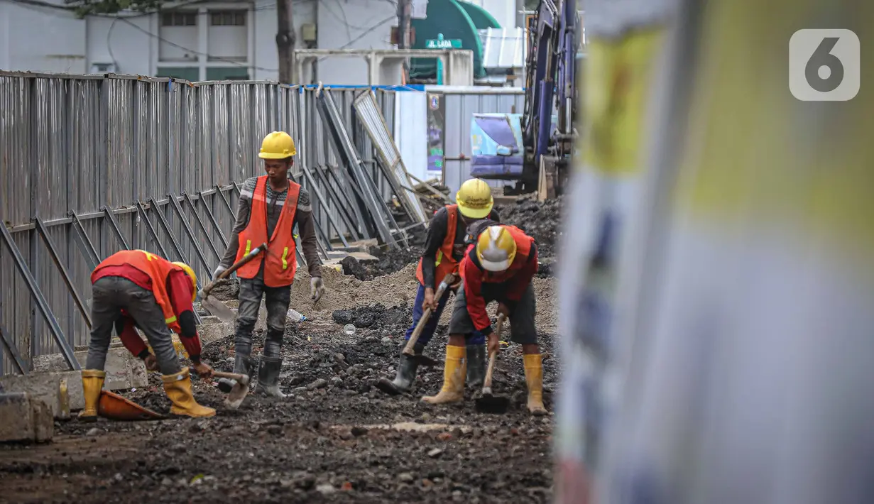 Pekerja membongkar jalur pedestrian di kawasan Kota Tua, Jakarta, Rabu (23/3/2022). Pemprov DKI Jakarta merevitalisasi pedestrian Kota Tua menjadi plaza pedestrian untuk mendukung program zona rendah emisi di destinasi wisata sejarah tersebut. (Liputan6.com/Faizal Fanani)