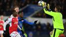 Aksi kiper Fleetwood Town, Chris Neal (kanan) mengamankan bola dari kejaran pemain Leicester City pada babak ketiga Piala FA di King Power Stadium, Leicester, (16/1/2018). Leicester City menang 2-0. (AFP/Paul Ellis)